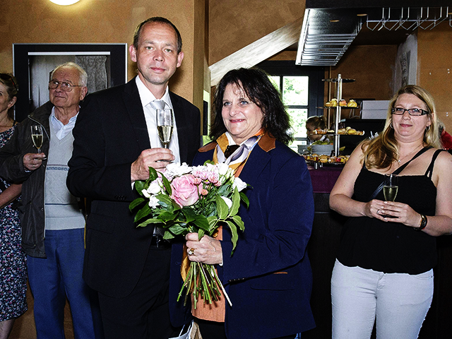 Rita Shulak being congratulated by Karlovy Vary Lord Mayor Petr Kulhanek. 