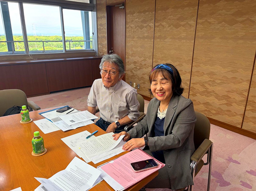Futtsu Mayor and staff